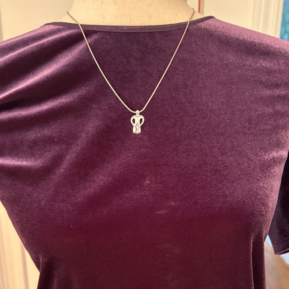 Sterling Silver Mother/Child pendent on silver chain - Picture 2 of 4